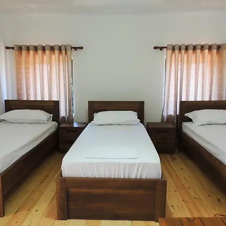 Parents House 3* Μπεράτ