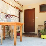 Guest Parents House Πανσιόν Μπεράτ